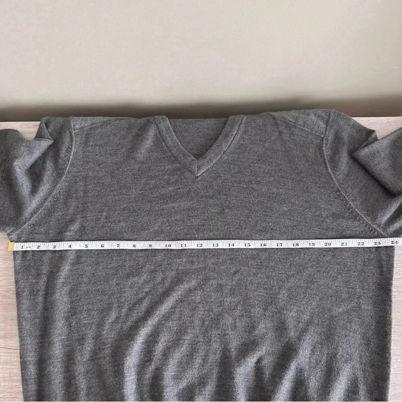 Michael Kors V-Neck Sweater Size XL - Picture 7 of 9